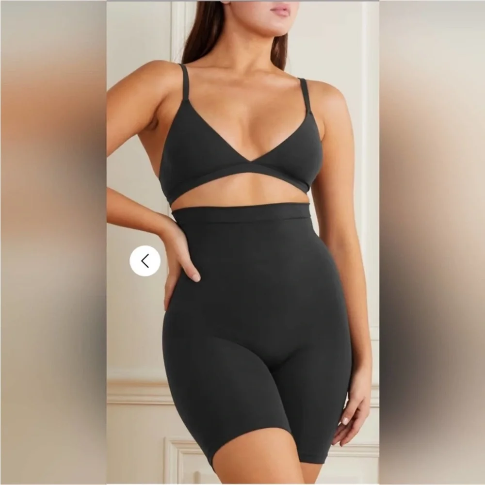 NWOT SKIMS Sz M Black High Waisted Tummy Control Shapewear Mid Thigh Shorts